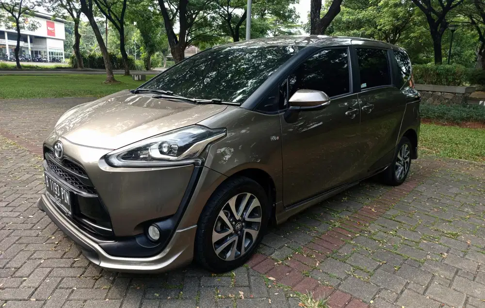 Toyota Sienta Q AT 2017 bronze