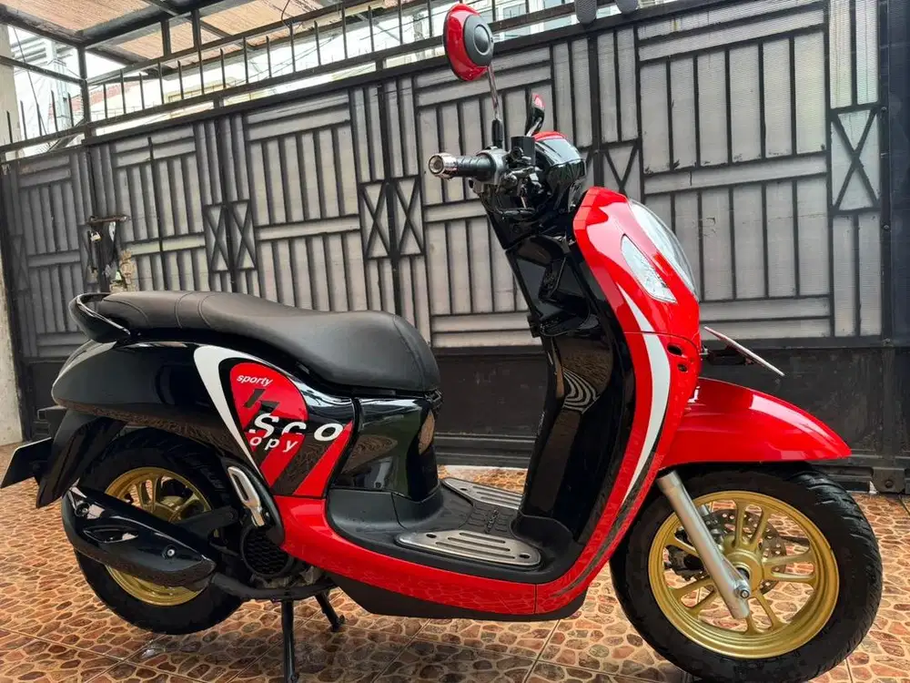 SCOOPY 2022 MERAH HITAM
