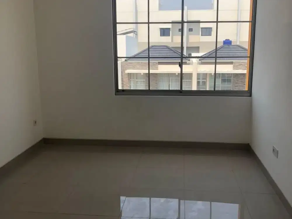 DISEWAKAN RUMAH PIK 2 UK 4.5x10 (3 LANTAI) UNFURNISH 3 KT DIJAMIN MURAH