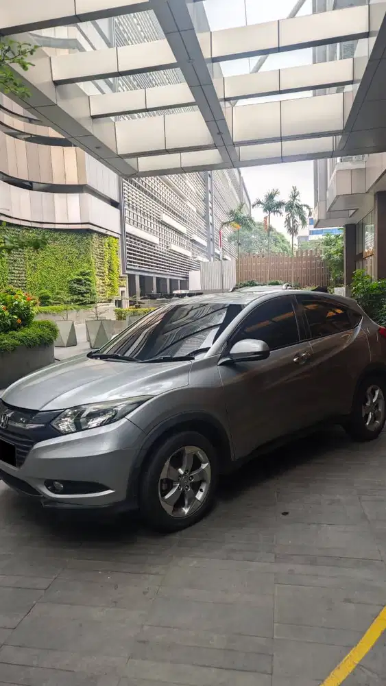 HONDA HR-V E CVT tahun 2017 warna SILVER