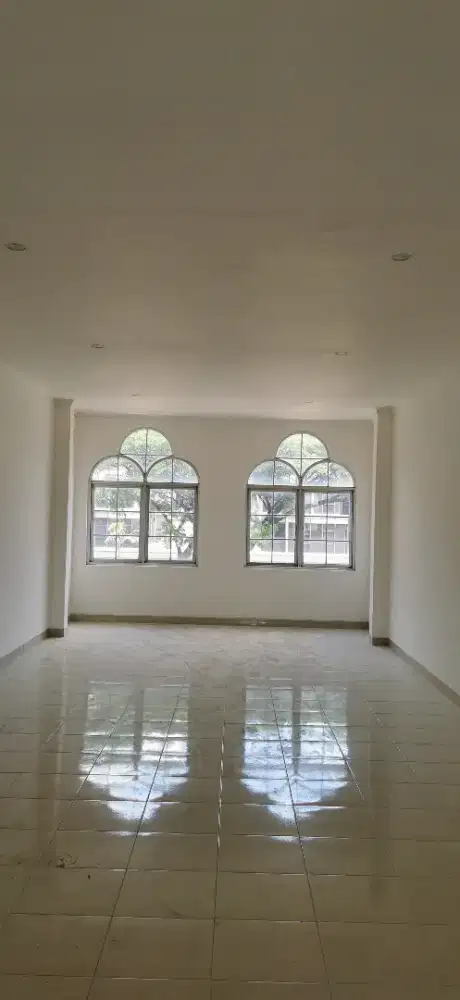 Disewakan lantai 3 saja di ruko mendrisio