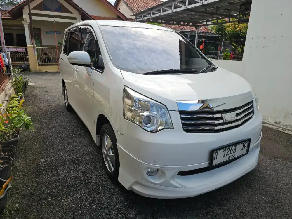 Toyota nav 1 2013 V AT