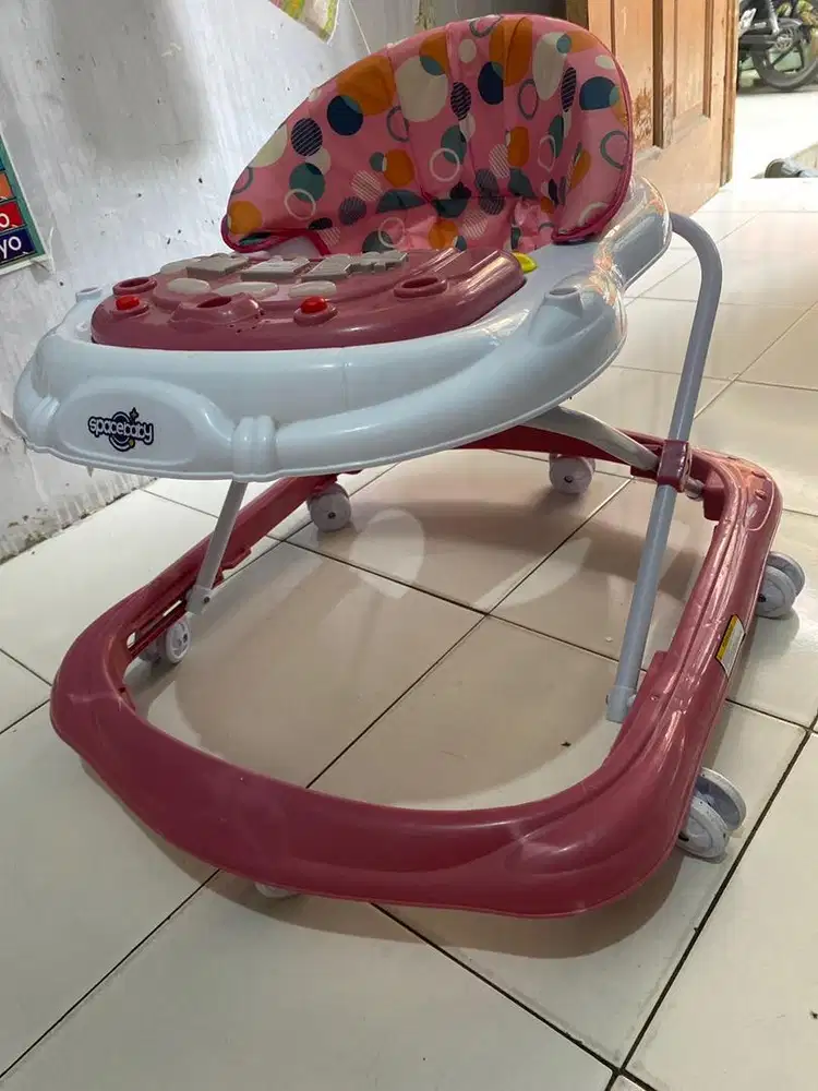 Baby walker baru dipakai 3 bulan