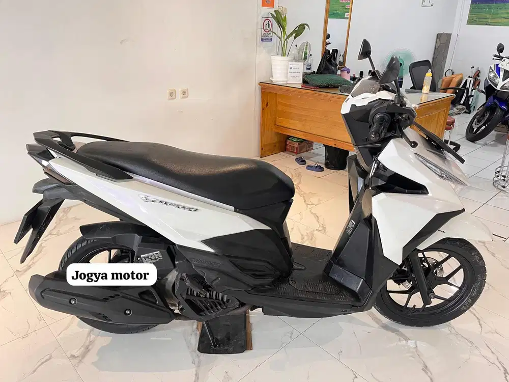 (B) Honda Vario 125 cbs iss tahun 2015
