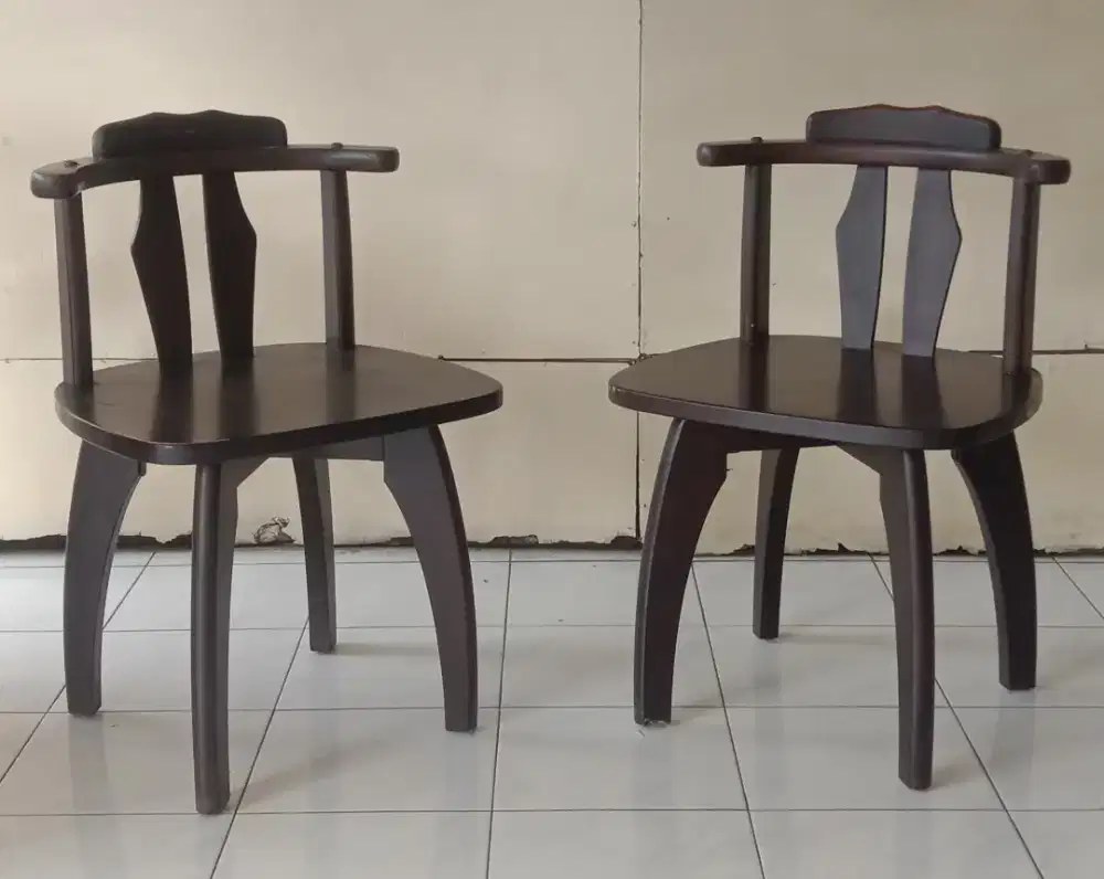 Kursi Makan/Teras Bahan Kayu Merk PARBUTARAN