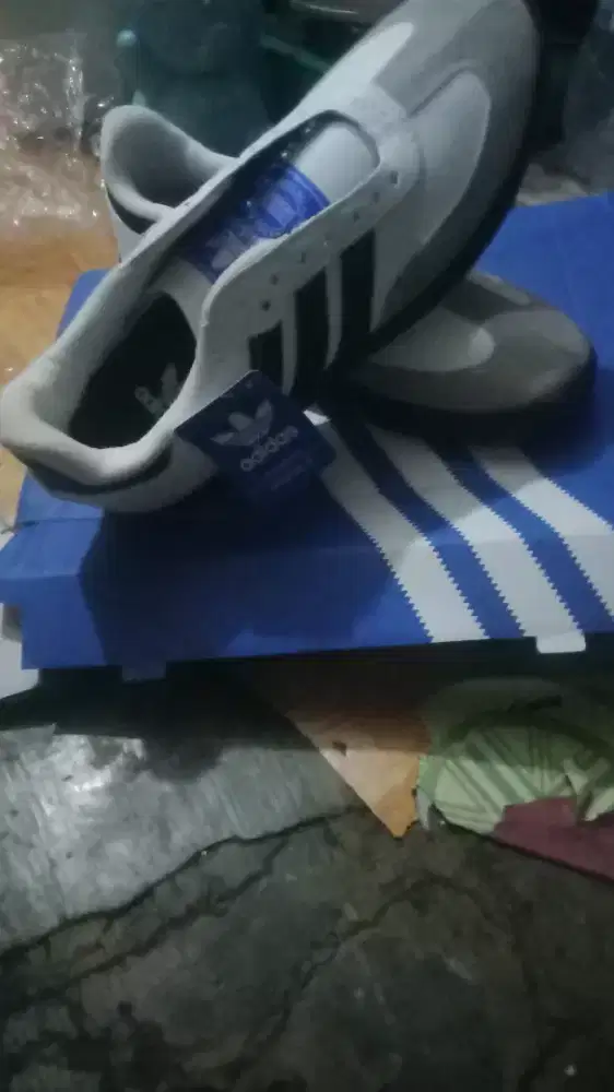 Sepatu masi baru