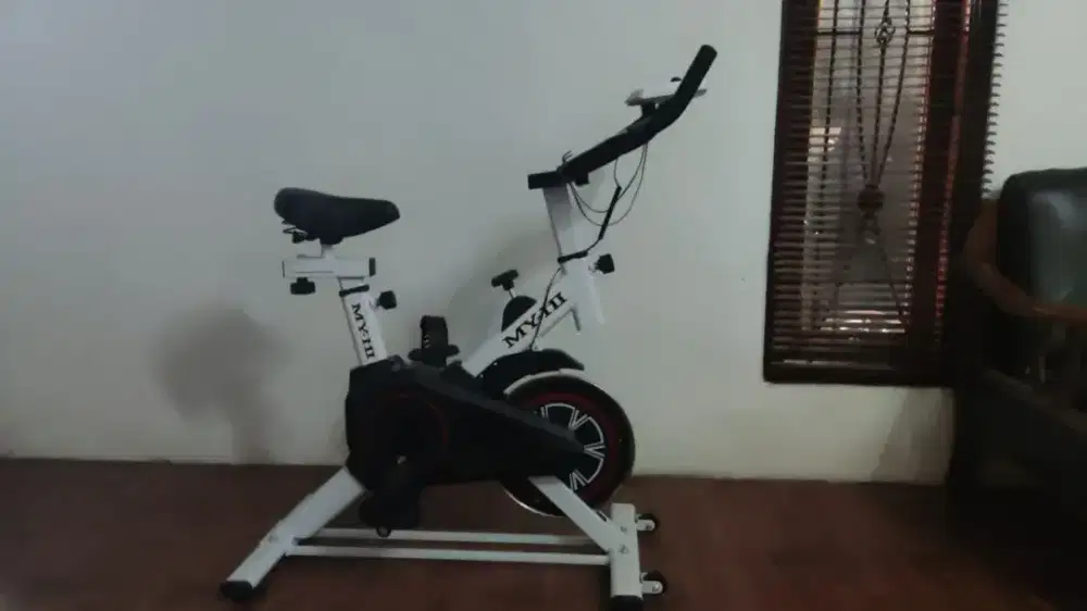 Sepeda statis like new pemakaian baru 1 bulan dan jarang pakai