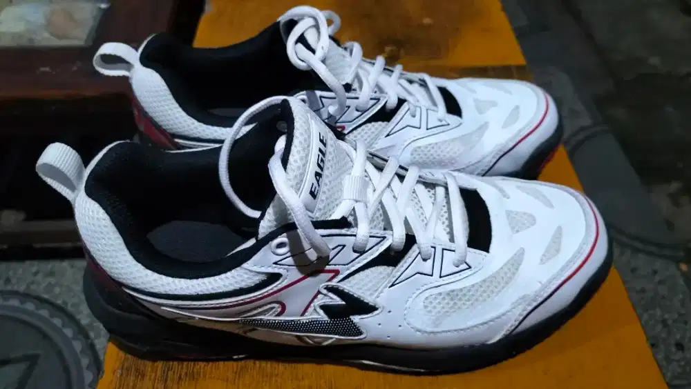Sepatu badminton eagle