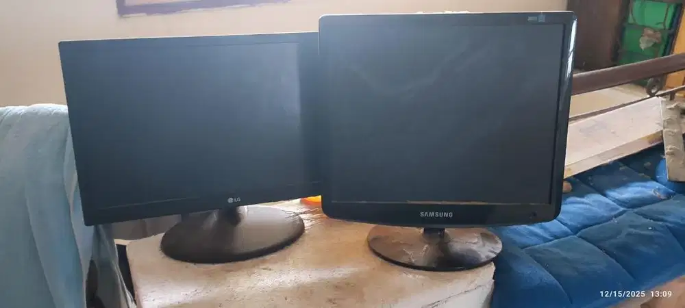 Dijual! 2 Monitor PC Merk LG & Samsung Bekas