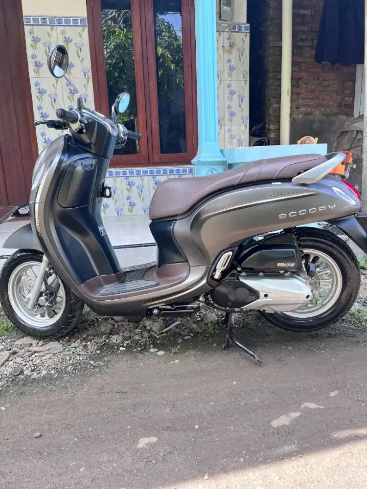 Scoopy stylish 2023 coklat hitam
