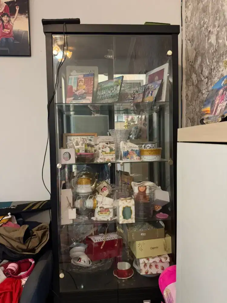 lemari kaca pajangan