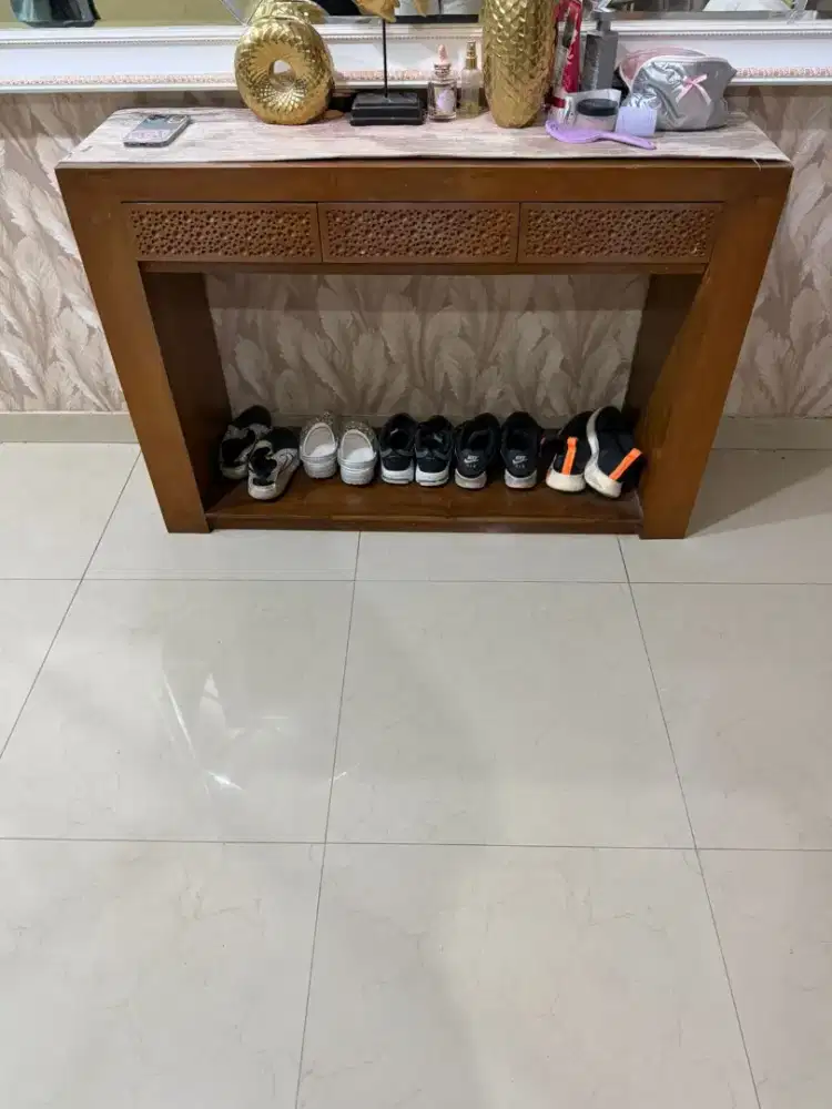 meja laci dan kaca pajangan