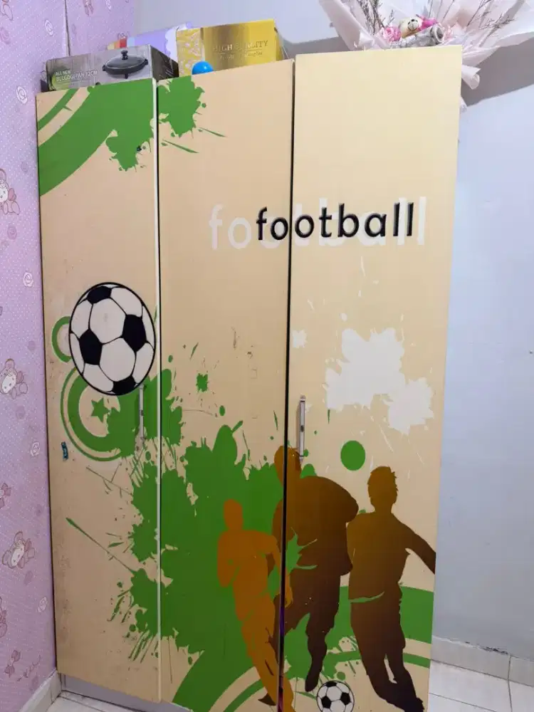 lemari pakaian karakter