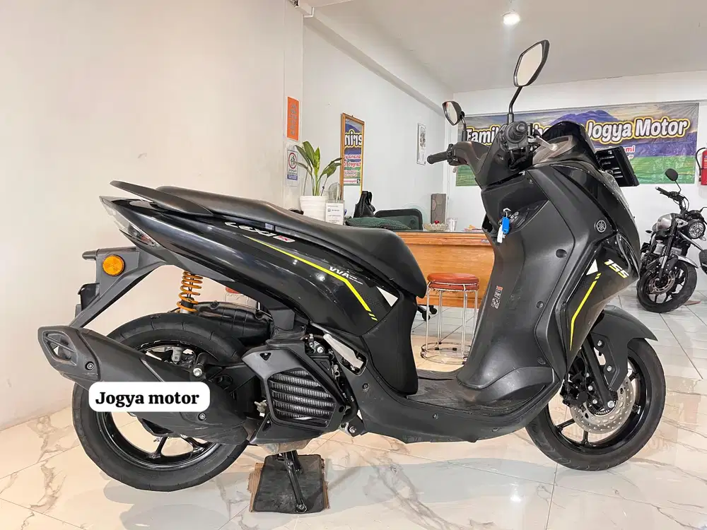 (B) Yamaha lexi Lx 155 tahun 2024