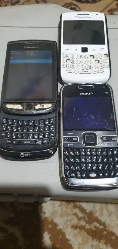 Blacberry selding  masi hidup  ada 2 dan nokia e72