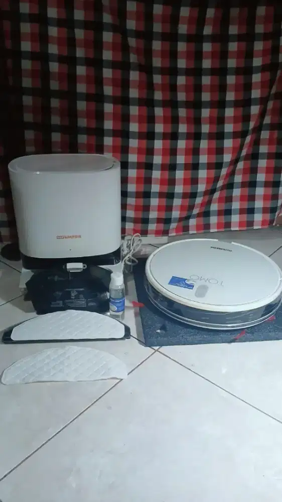 Tomo R2 robot vacuum cleaner
