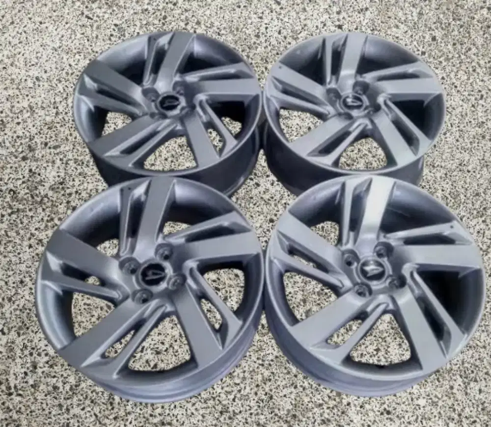 Velg Original Rocky bekas istimewa seperti baru