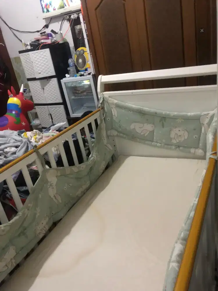 Tempat tidur bayi