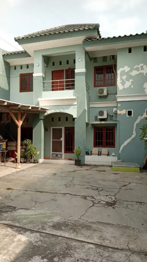 Di jual rumah strategis, 2lantai, halaman luas