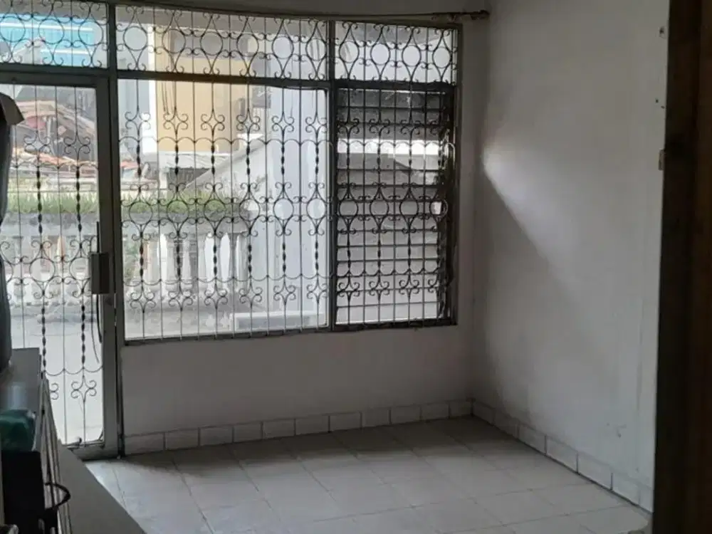 Dijual Rumah 2 Lantai Siap Huni di Lokasi Super Strategis Taman Sari Jakarta Barat