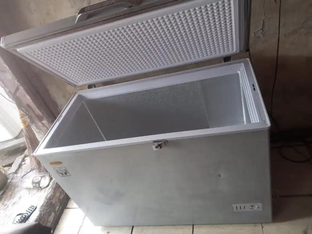Jual butuh freezer box kapasitas 333 liter merk SANSIO