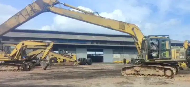Dijual Excavator  Long Arm Komatsu PC200-8MO Tahun 2015