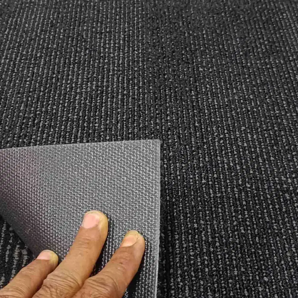 Karpet tile hitam dan abu-abu untuk kantor