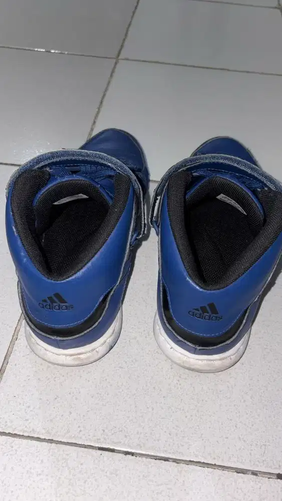 Dijual sepatu basket merk adidas