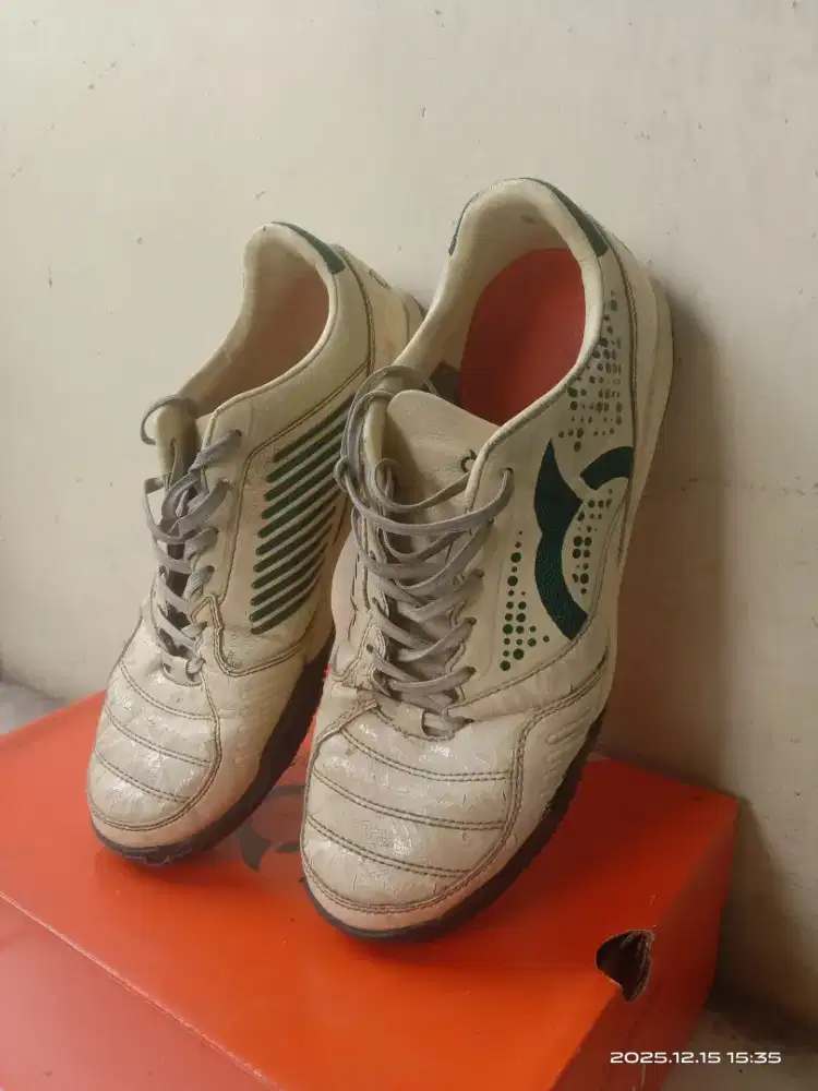Sepatu futsal ortus & specs