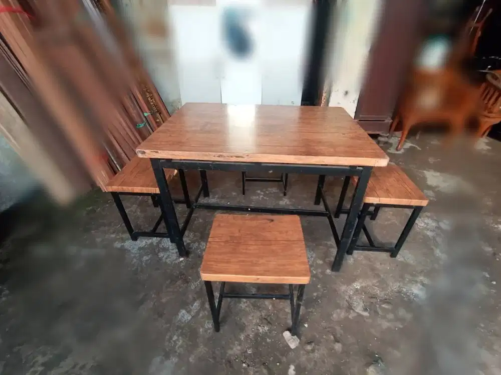 Meja cafe kayu kaki besi+4 kursi merk Informa