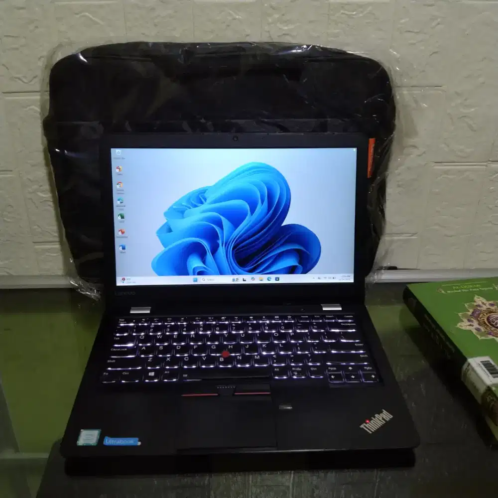 Lenovo thinkpad 13 i7 ram 8gb sdd M2 256gb layar fhd keyboard nyala