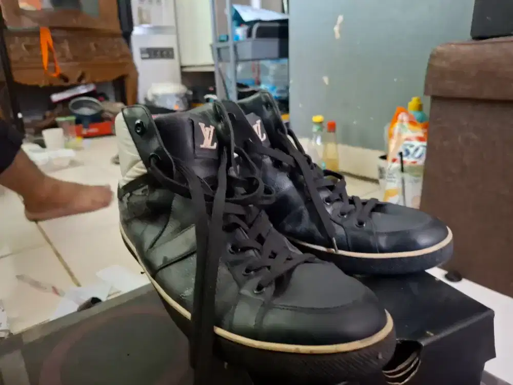 SEPATU LOUIS VUITTON