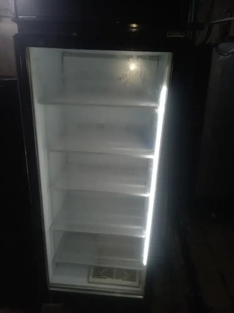 Dijual Shoacase merk AURORA siap pakai