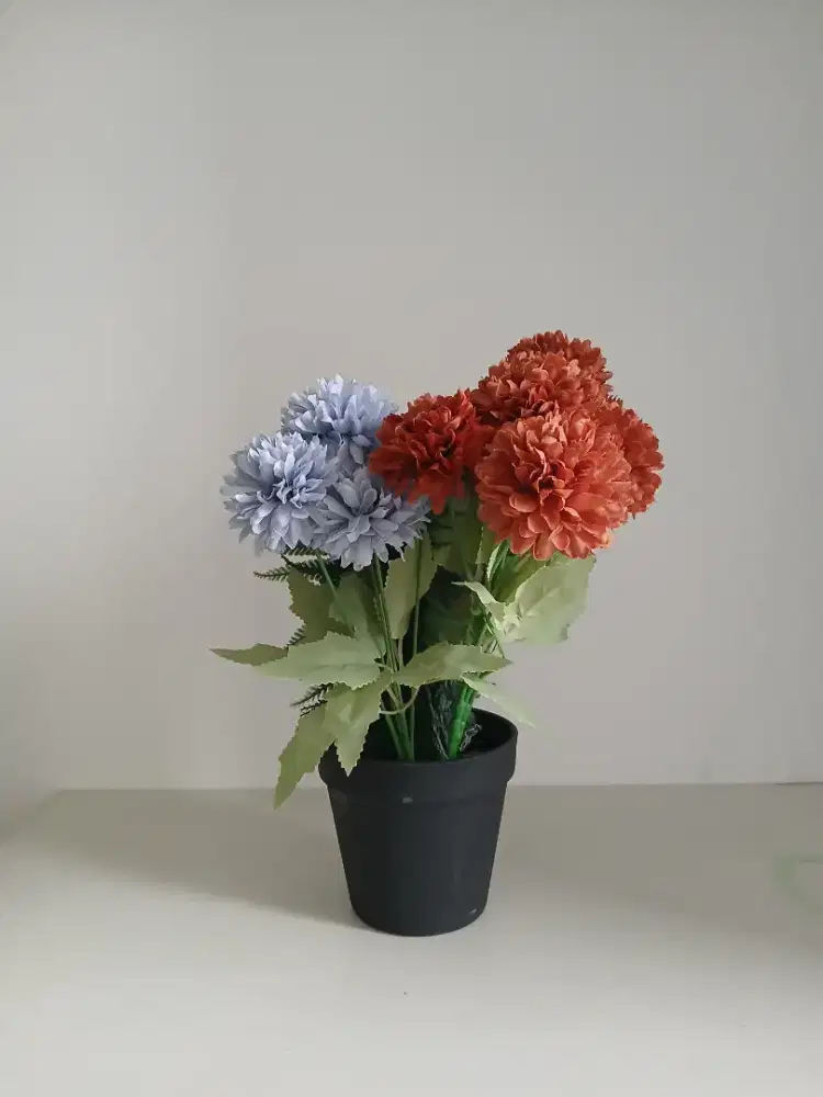 Bunga Artificial Hias dalam Pot