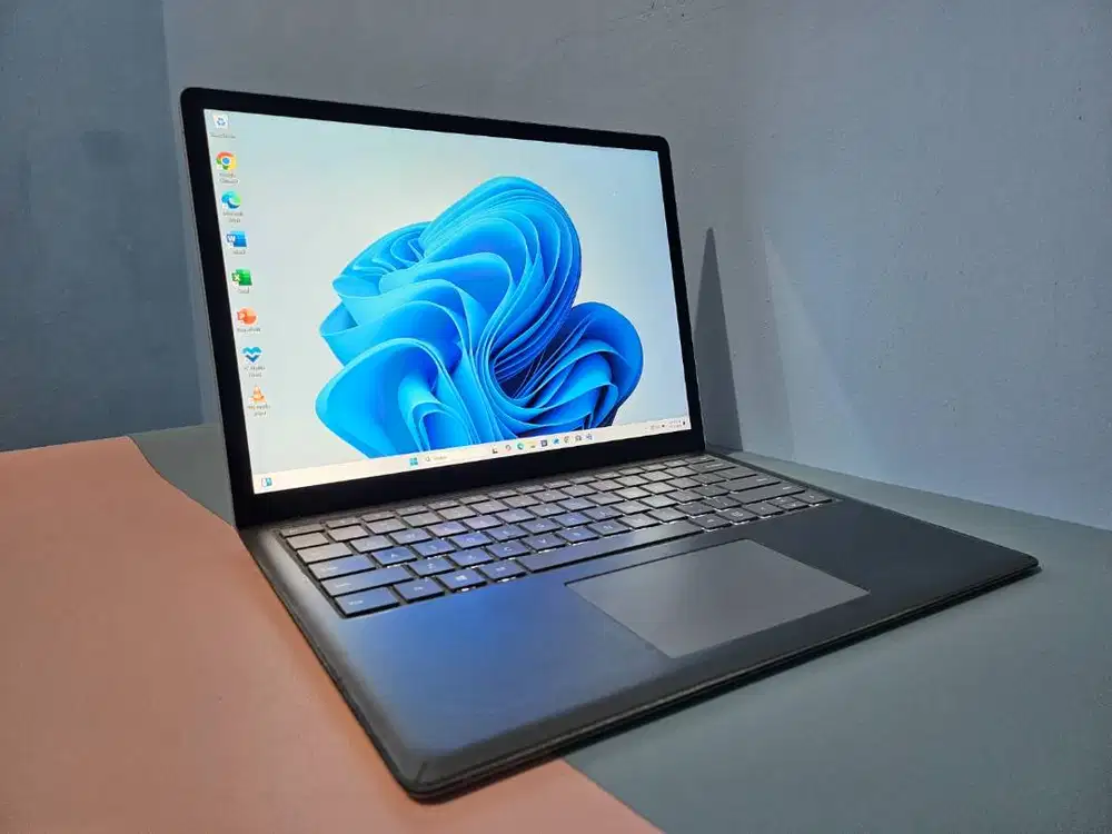 Microsoft Surface Laptop 2 Core i5-8350U Touchscreen 256GB Windows 11