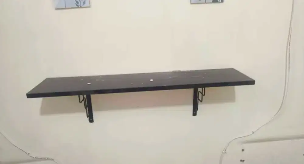 Informa Meja/rak dinding
Bahan: PVC melamin hitam mengkilap