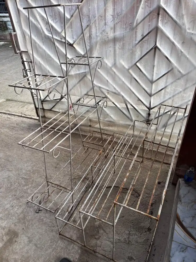 Rak tanaman besi model tangga dan huruf A