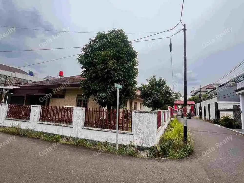 Di Jual Rumah Hook Strategis dan Halaman Luas di Duren Sawit Jakarta Timur