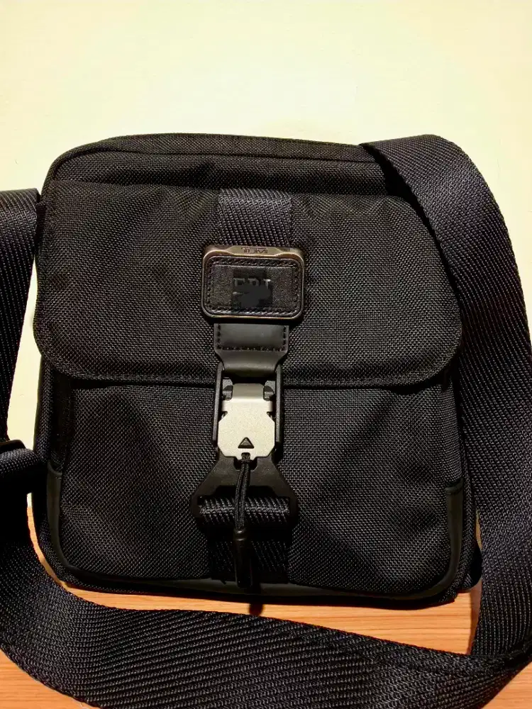 Tumi bag men,black,like new