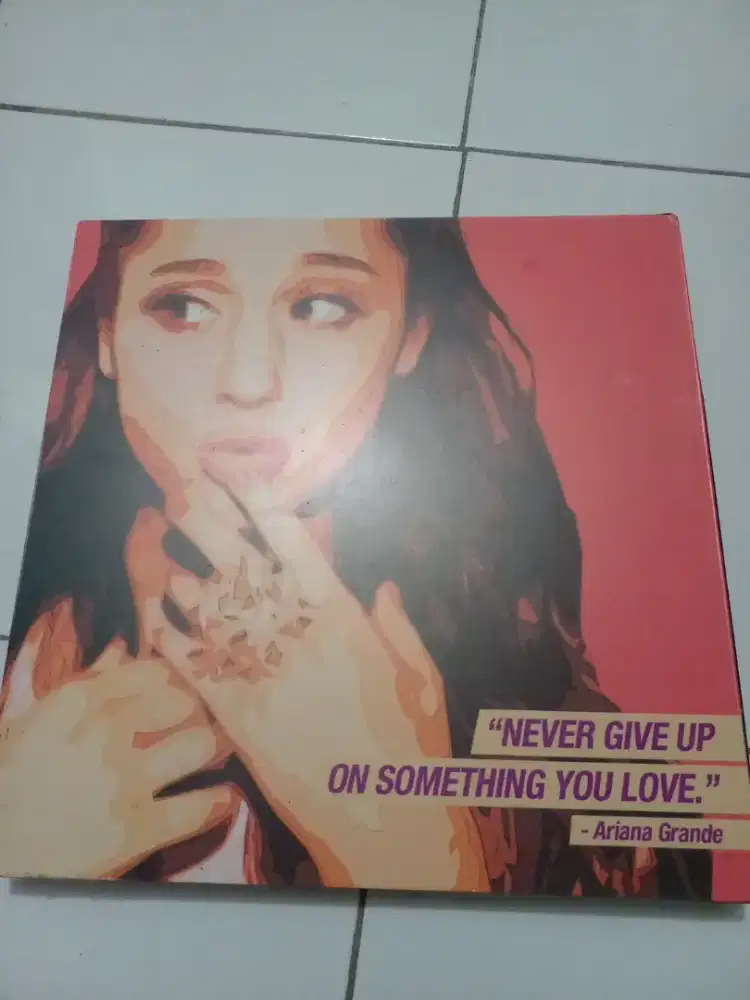 Poster Ariana Grande Kondisi Baik Tinggal. Display