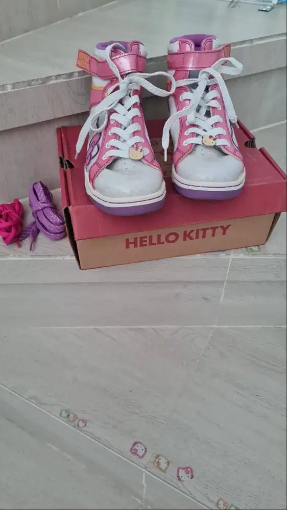 Sepatu Wanita High-top Shoes Sneakers Hello Kitty Size 25 (Bekas)