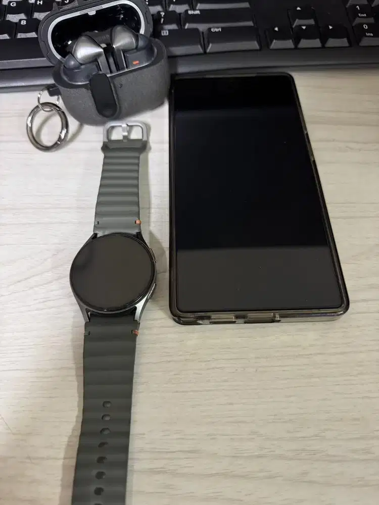 Samsung Galaxy S25 Ultra 512 GB 1 dengan Erabuds 3 Pro dan Watch 7