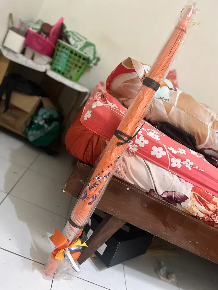 Payung besar warna orens baru