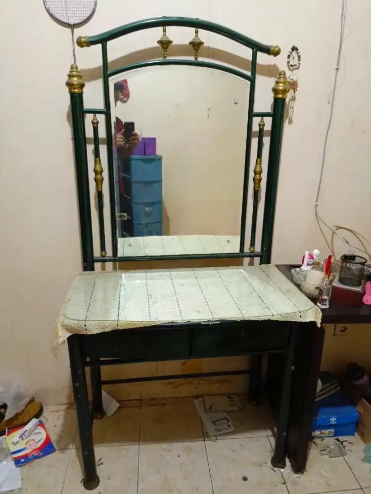 Meja rias cermin klasik