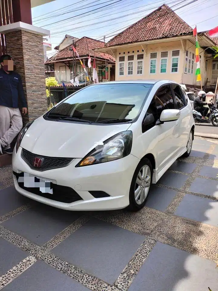 LOW KM. Honda Jazz RS Matic 2010