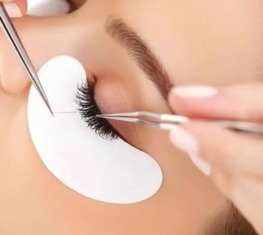 Yu yanh mau masang eyelash TPI males keluar