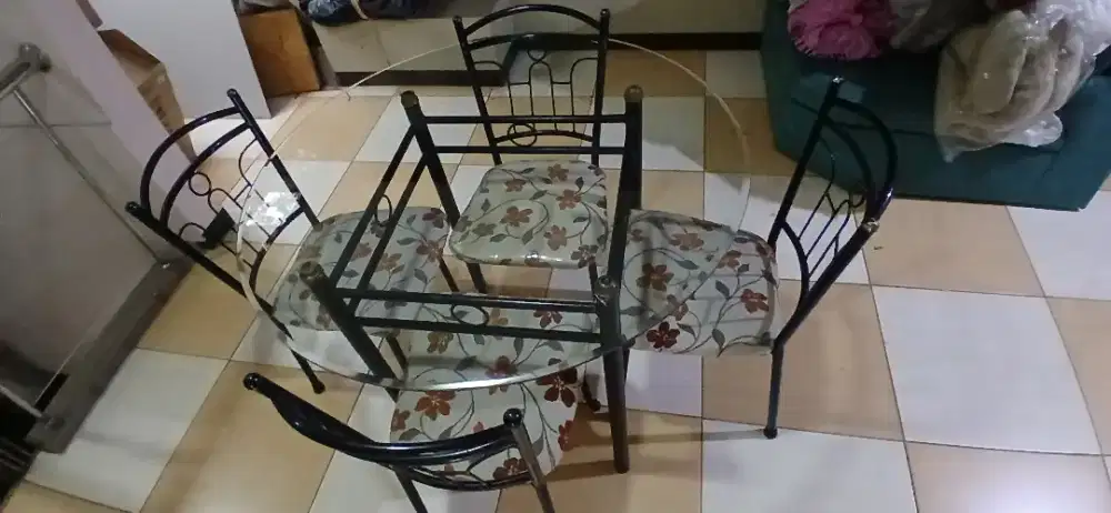 Meja makan kaca bulat