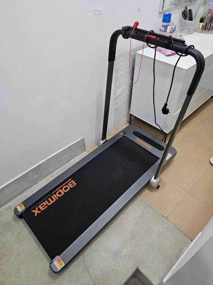 Treadmill Elektrik Bodimax Running Pad 2in1 Kondisi Normal Mulus 99%