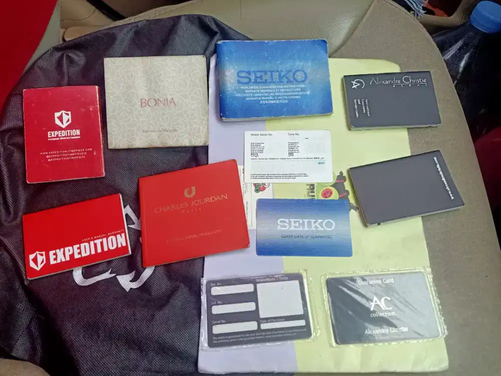 Di jual semua macam buku,kartu jam baru dan jam bekas juga ada wa,hp