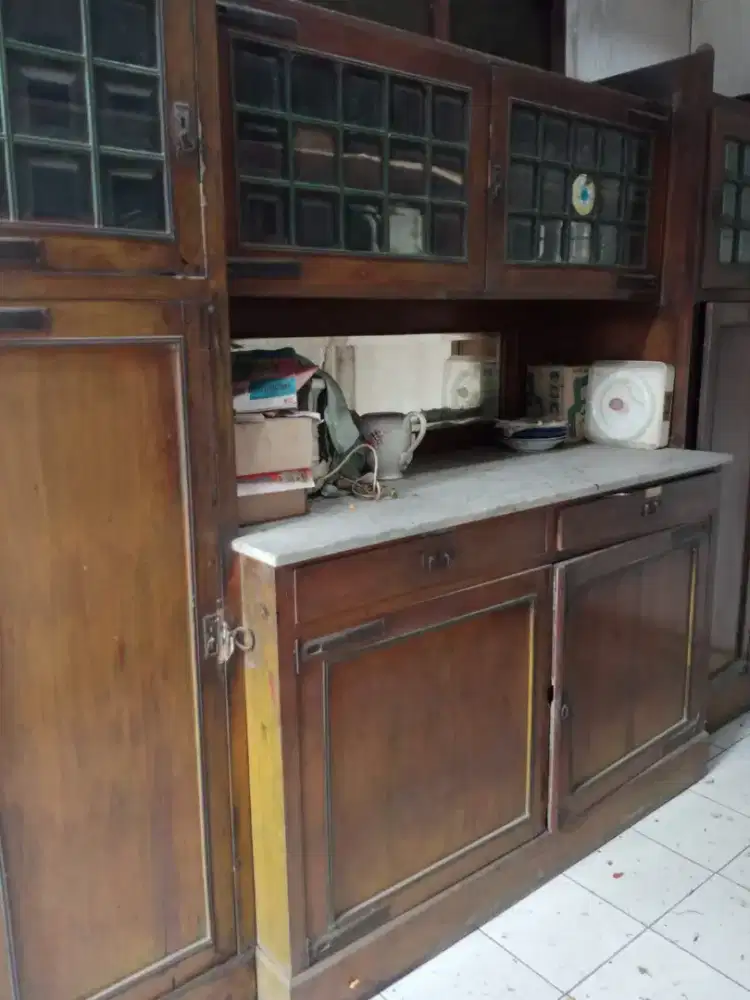 Lemari dan meja rias kuno